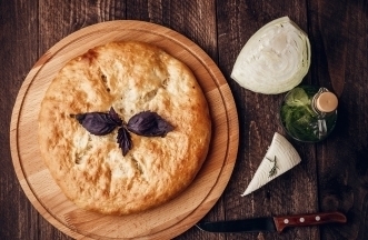 Осетинский пирог на сдобном дрожжевом тесте с картошкой и зеленью